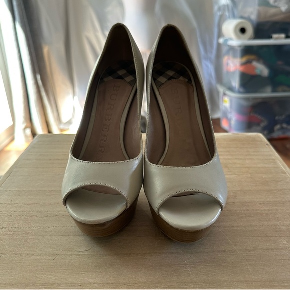 Burberry heels size 38 Euro.EUC.Tiny indent on right shoe. (see pics) - Picture 1 of 10